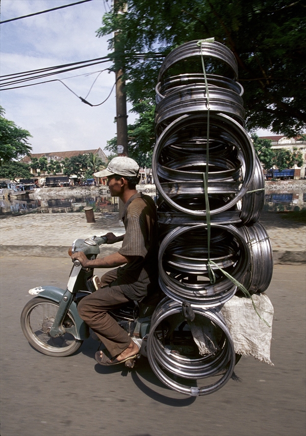 ちょっと積み過ぎじゃないですか？　タイで活躍中の原付バイク「カブ」の使われ方が想像の斜め上だった003